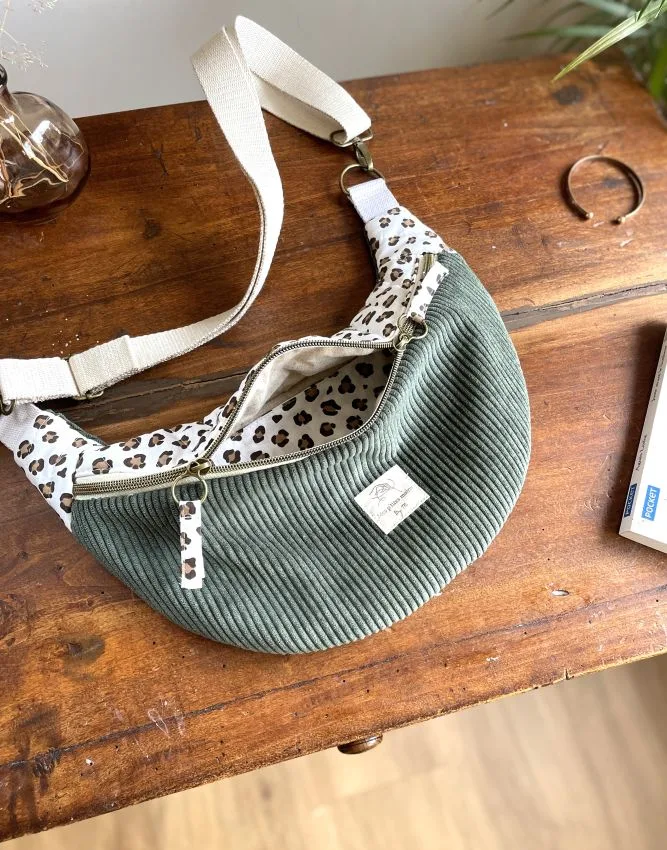 Sac banane en velours femme couleur kaki et coton léopard avec partie supérieure matelassée. Une poche intérieure supplémentaire plaquée en coton léopard.