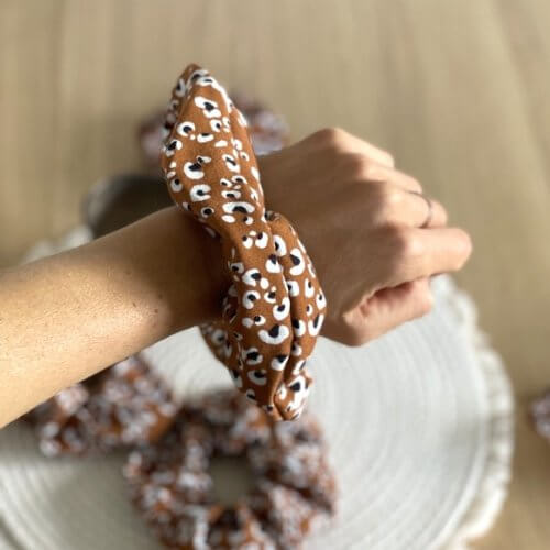 Chouchou imprimé léopard couleur noisette