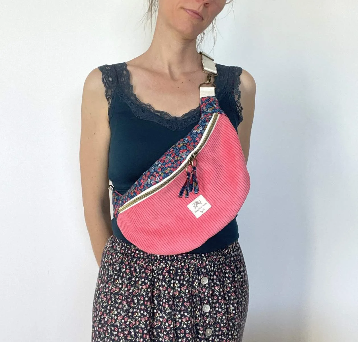 sac banane velours corail et Liberty pour femme, sangle amovible et réglable, poche intérieure, ouverture double curseur avec tirettes fantaisies en Liberty
