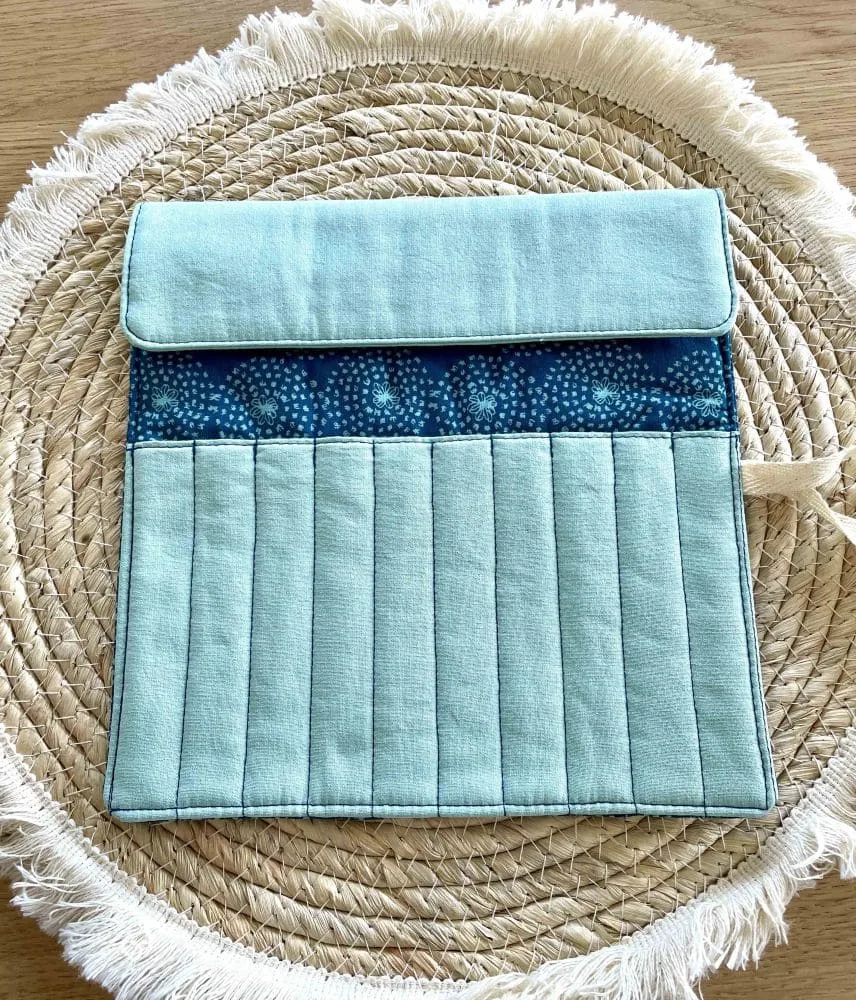 pochette à crochets bleue avec rabat