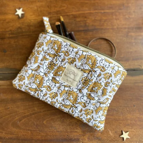 Trousse plate matelassée fleurie moutarde