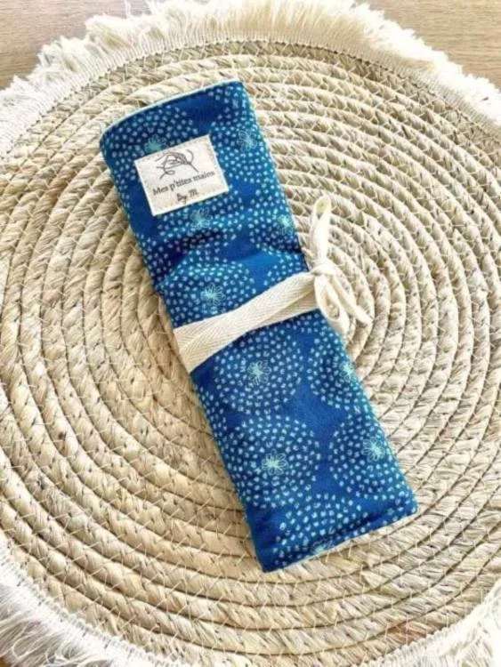 étui à crochet bleu avec rabat pour éviter que les crochets ne tombent