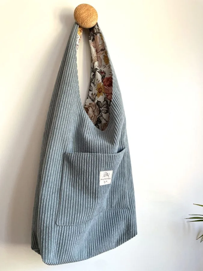 sac en velours porté épaule personnalisable