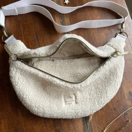 Sac banane fausse fourrure écru