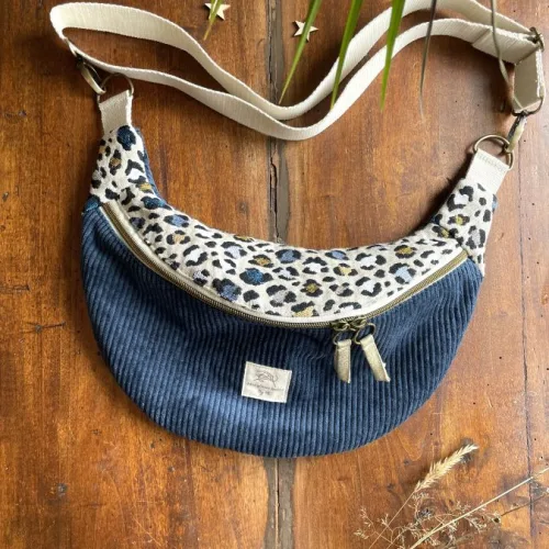 Sac banane velours bleu denim et jacquard léopard