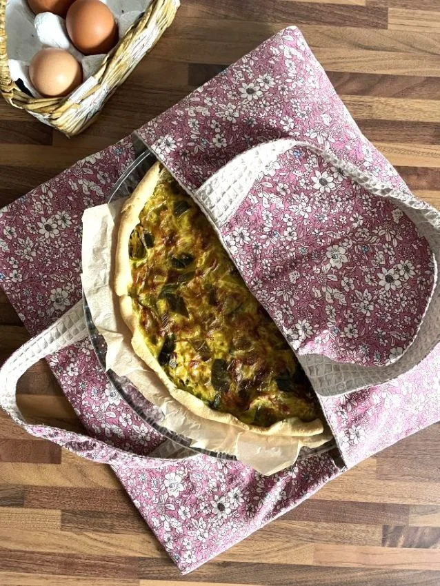 sac de transport pour plat à tarte ou gâteau, coton rose imprimé fleuri et nid d'abeille couleur naturelle