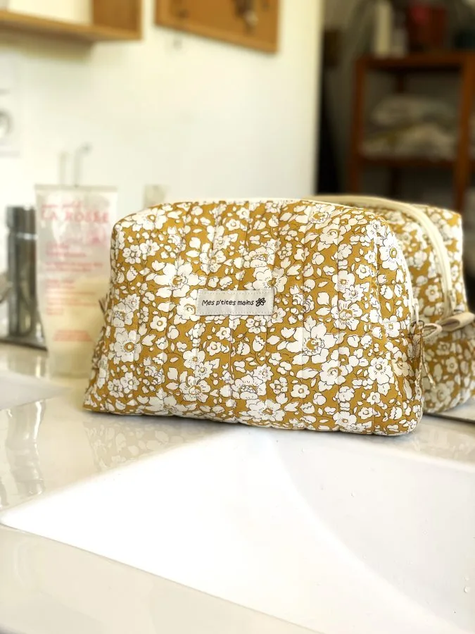 trousse de toilette malteassée cousue main en coton Liberty jaune