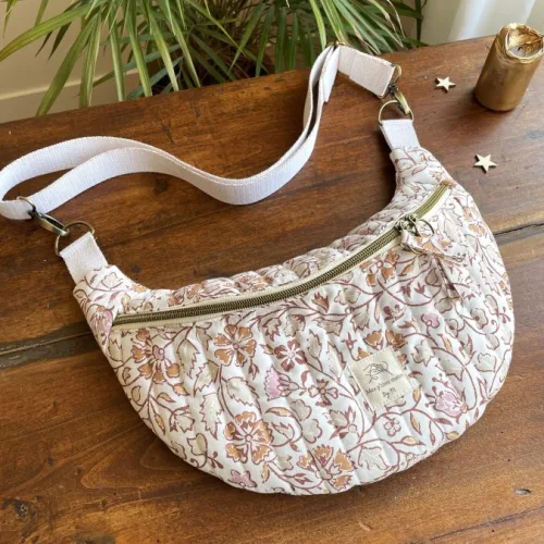 Sac banane matelassé fleuri rose