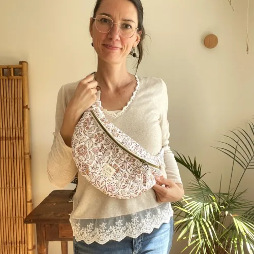 Sac banane matelassé fleuri rose
