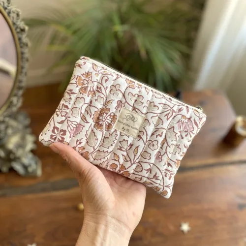 Trousse plate matelassée fleurie rose
