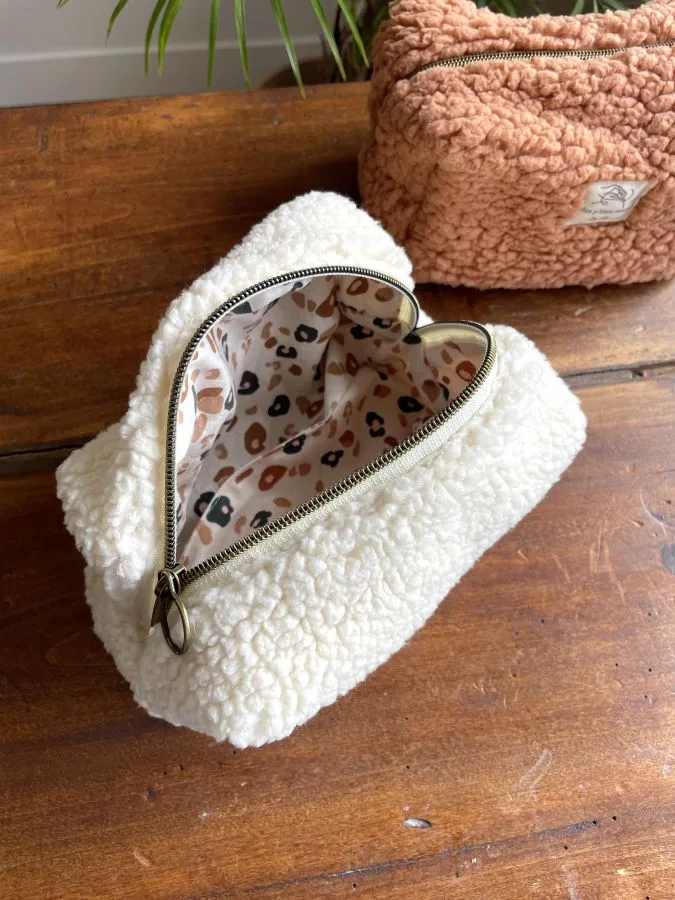 trousse moumoute écrue et intérieur léopard
