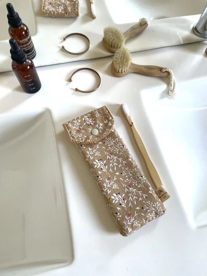 pochette brosse à dents beige motif feuilles naturelles avec éponge de bambou