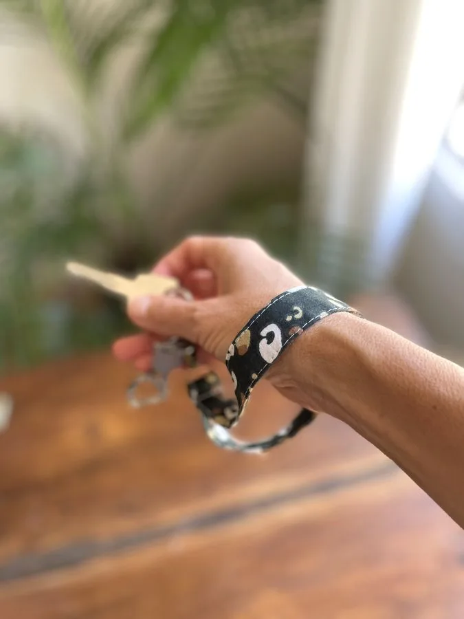 porte-clé dragonne coton imprimé léopard fond noir