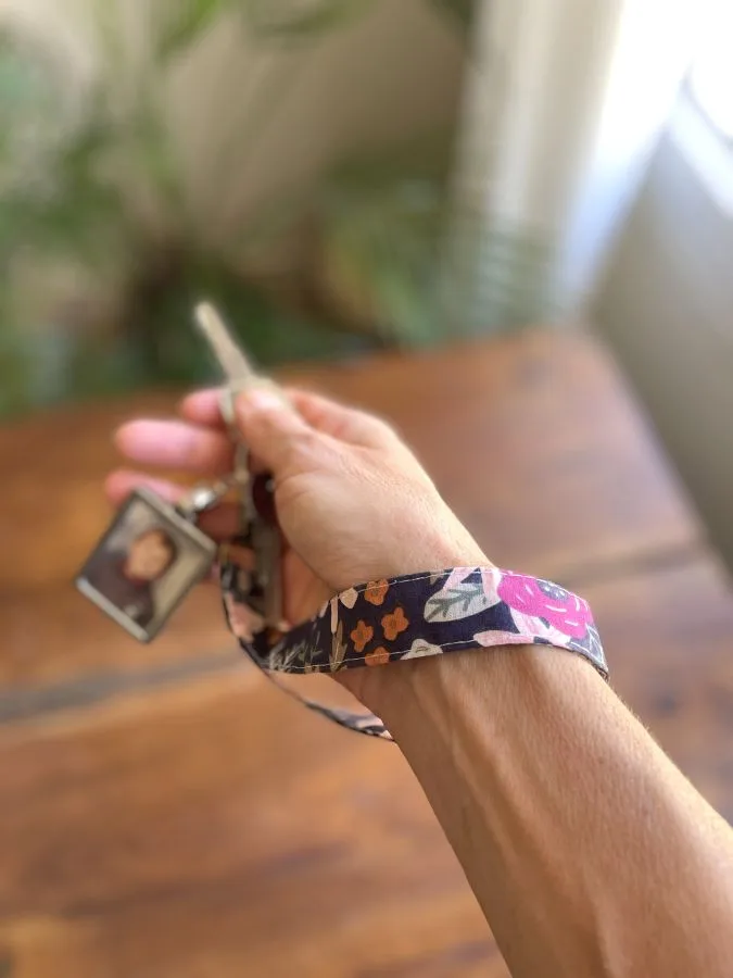 porte-clé dragonne en tissu imprimé fleuri sur fond bleu marine
