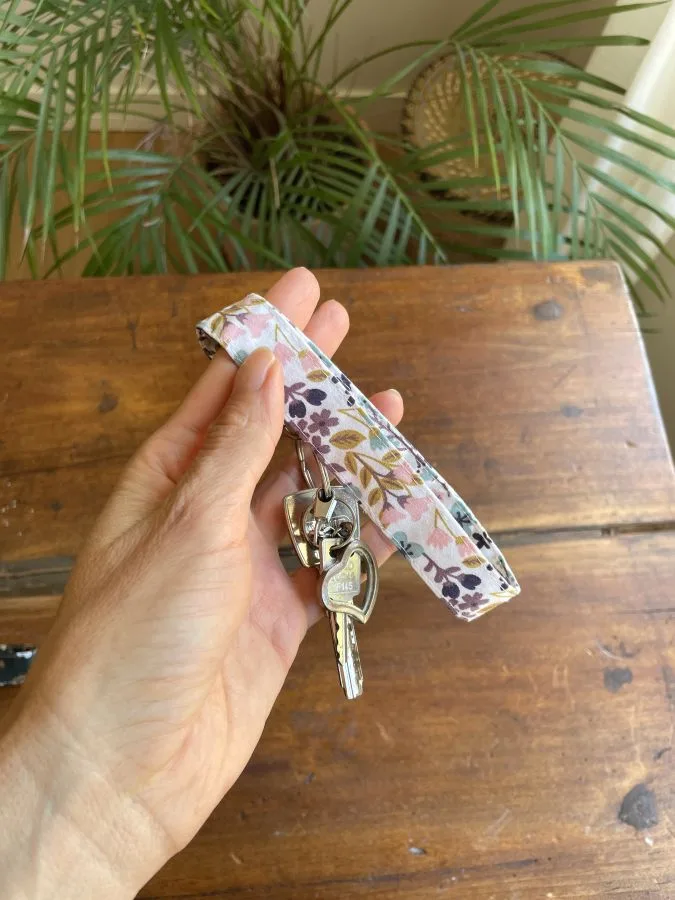 porte clé dragonne en tissu blanc avec petites fleurs bleues et roses