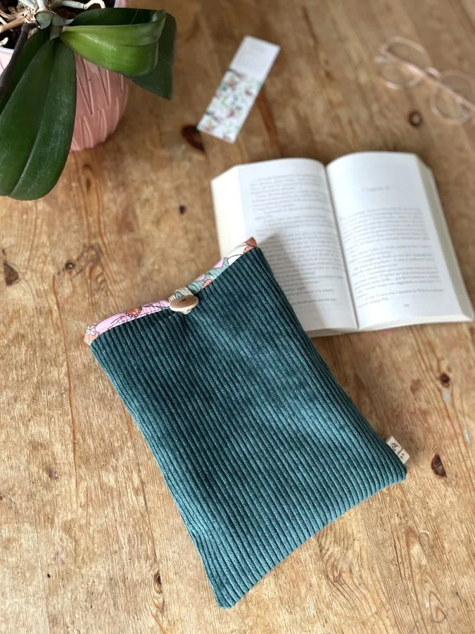 pochette à livre en velours vert et grandes fleurs