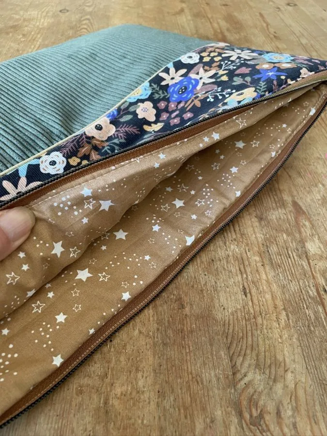 Housse ordinateur velours fleuri – Image 3
